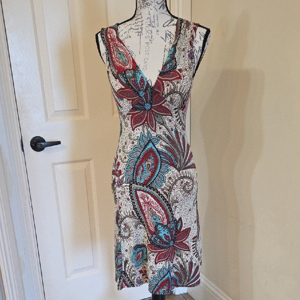 Sleeveless V-Neck Paisley Midi Dress in White with Red & Teal